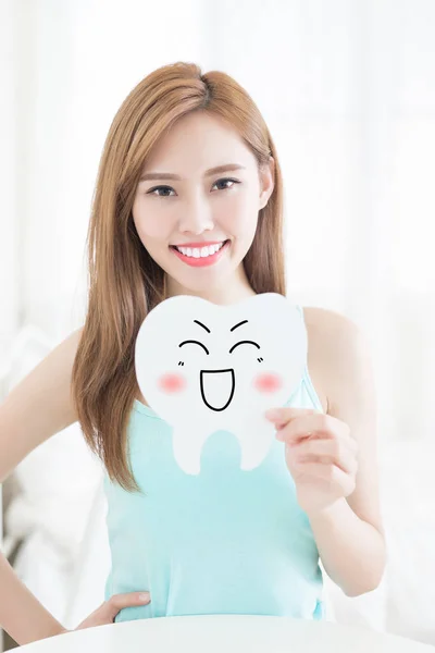 Жінка з милим зубним рекламним щитом — стокове фото