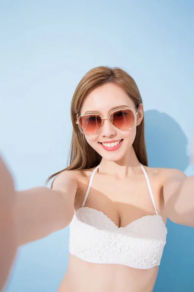 Mujer tomando selfie felizmente —  Fotos de Stock