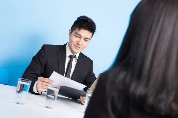 Uomo d'affari intervistato in ufficio — Foto Stock