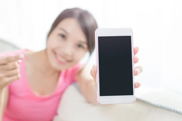 Mujer mostrando teléfono inteligente — Foto de Stock