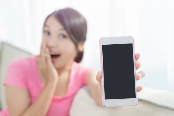 Kvinnan visar smarta telefonen — Stockfoto