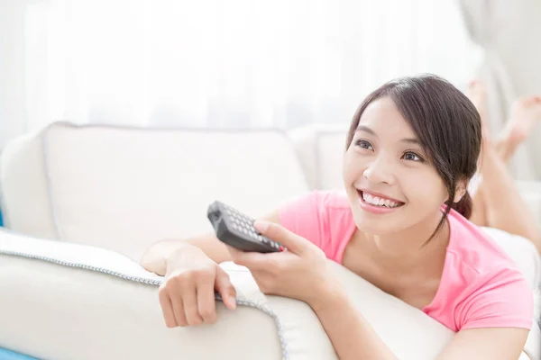 Mujer viendo la televisión en la habitación — Foto de Stock