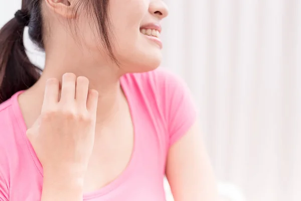 Vrouw met jeukende huid probleem — Stockfoto