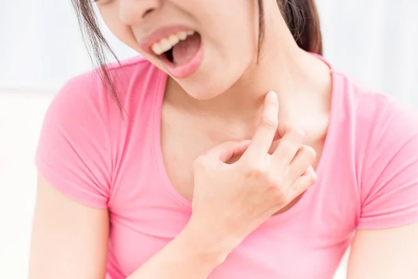 Mujer con picor en la piel problema — Foto de Stock