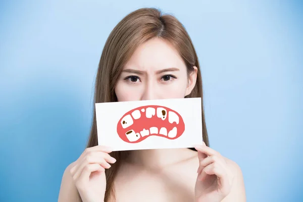 Γυναίκα με το περιοδικό billboard δόντια — Φωτογραφία Αρχείου
