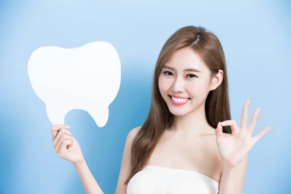 Kvinna med tand-kort — Stockfoto