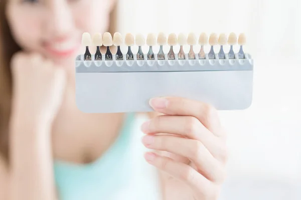 Femme avec palette de couleurs des dents — Photo