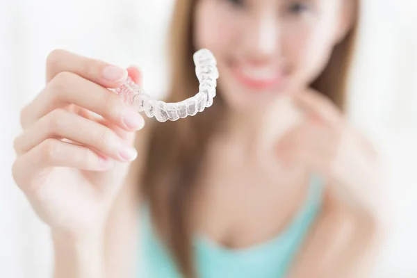 Frau mit unsichtbaren Zahnspangen — Stockfoto