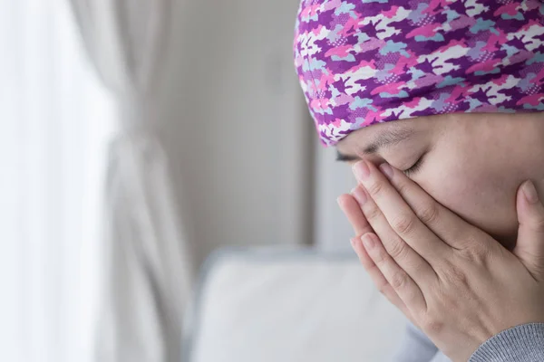 Arme vrouw lijdt aan kanker — Stockfoto