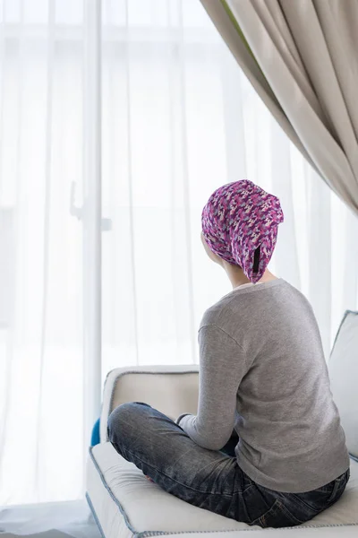 Žena s rakovinou někde při pohledu — Stock fotografie