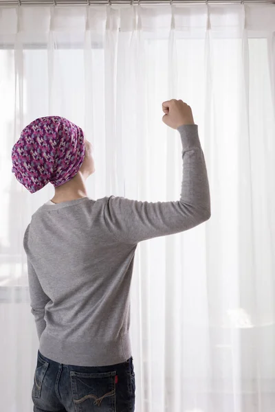 Kvinna med cancer känsla stark — Stockfoto