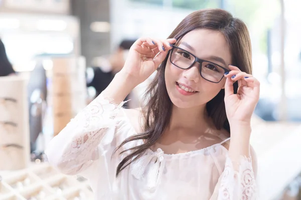 Krása žena nosí brýle — Stock fotografie