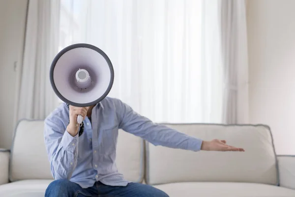 Hombre sosteniendo megáfono —  Fotos de Stock