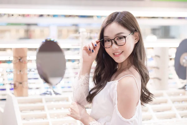 Mulher de beleza usando óculos — Fotografia de Stock