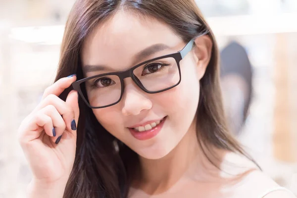 Schoonheid vrouw dragen brillen — Stockfoto
