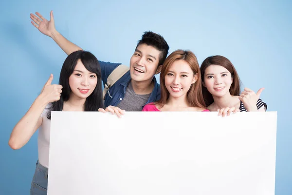 Glada studenter håller billboard — Stockfoto