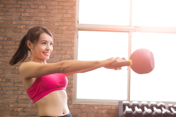 Mulher com kettlebell no ginásio — Fotografia de Stock