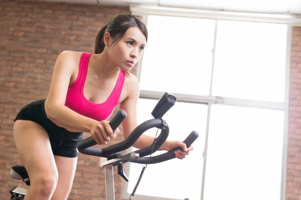 Frau benutzt Heimtrainer — Stockfoto