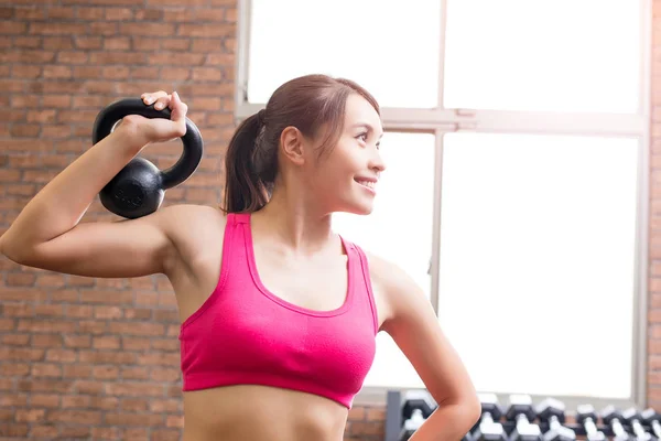 Žena s kettlebell v tělocvičně — Stock fotografie