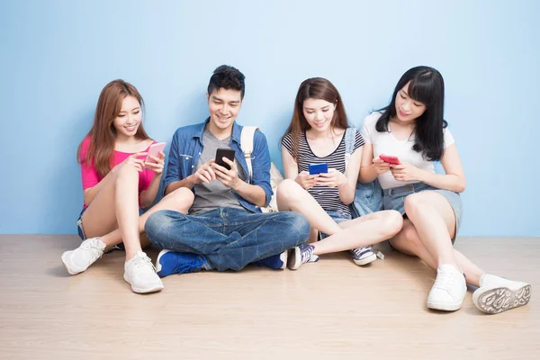 Estudiantes usando smartphones — Foto de Stock