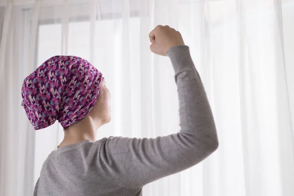 Vrouw met kanker gevoel sterk — Stockfoto