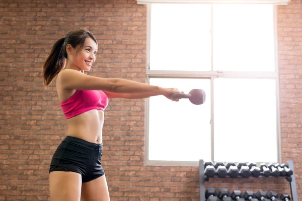 Donna con kettlebell in palestra — Foto Stock