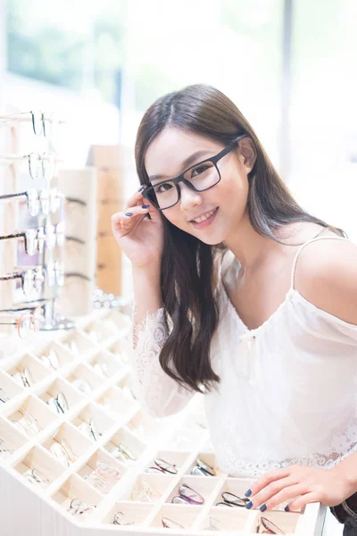 Krása žena nosí brýle — Stock fotografie