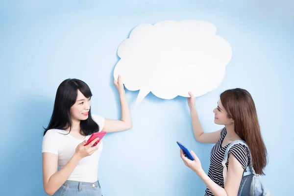 Mujeres usando teléfonos — Foto de Stock