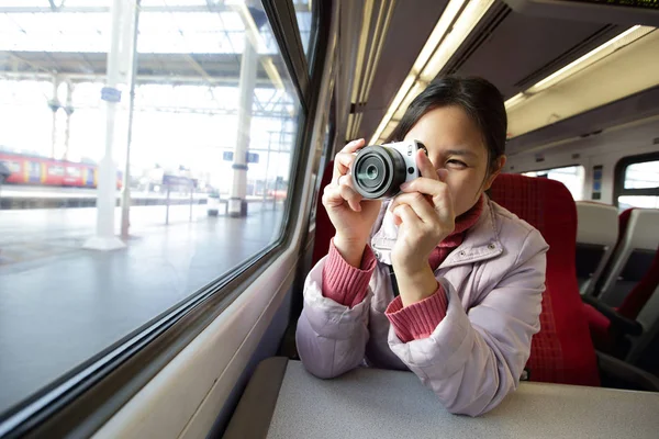 Mujer tomando fotos en el tren — Foto de Stock