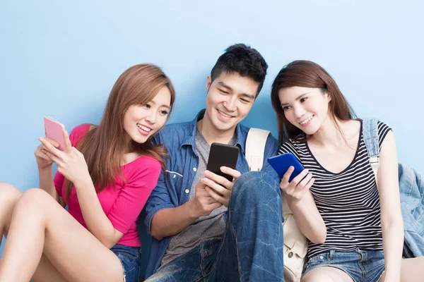 Studenti pomocí smartphone — Stock fotografie