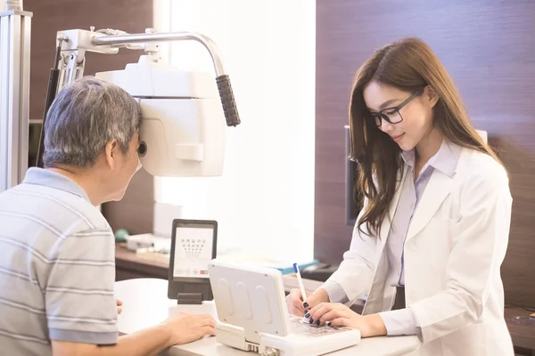 Hombre viejo con optometrista — Foto de Stock