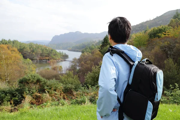 Homem olhando para a paisagem Lake District — Fotografia de Stock