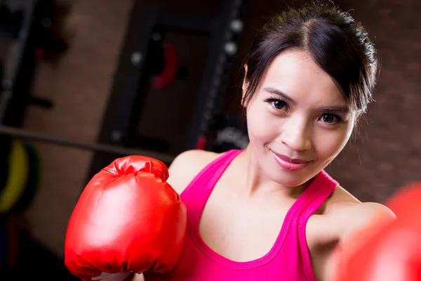 Kobieta, boks w siłowni — Zdjęcie stockowe