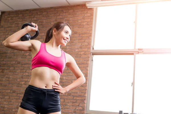 Donna con kettlebell in palestra — Foto Stock