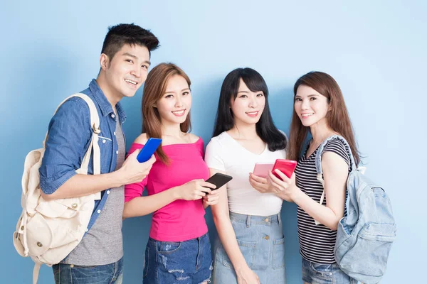 Estudantes usando smartphones — Fotografia de Stock