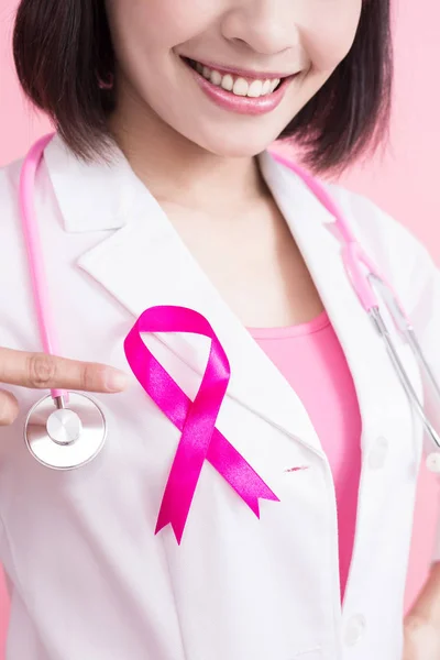 Mulher médico apontando fita rosa — Fotografia de Stock