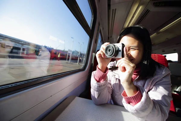 女性は、電車の中の写真を撮る — ストック写真
