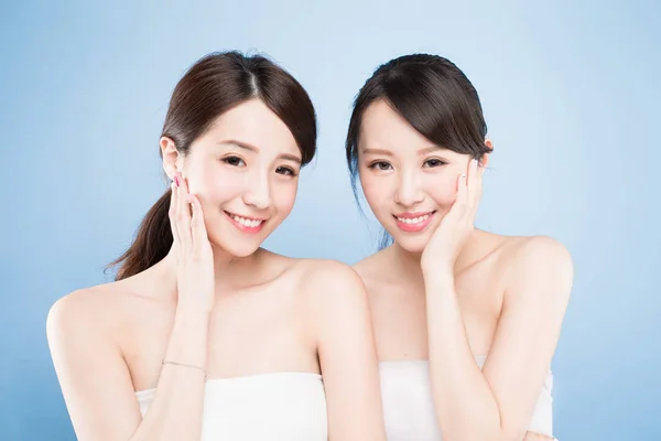 Twee mooie vrouwen poseren — Stockfoto