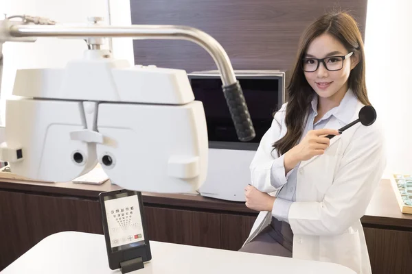 Mulher optometrista sorrindo — Fotografia de Stock