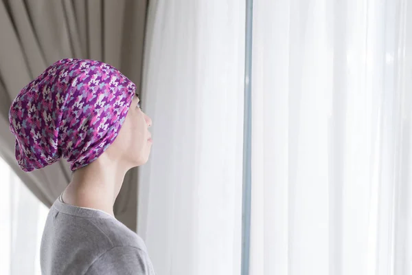 Kvinna med cancer känsla hopp — Stockfoto