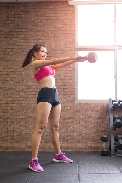 Mulher esporte com kettlebell — Fotografia de Stock