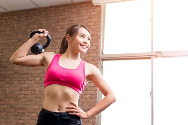 Mulher com kettlebell no ginásio — Fotografia de Stock