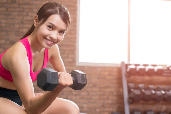 Esporte mulher segurando halteres — Fotografia de Stock