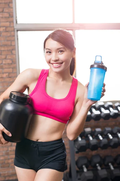 Mulher esporte com proteína de soro de leite — Fotografia de Stock