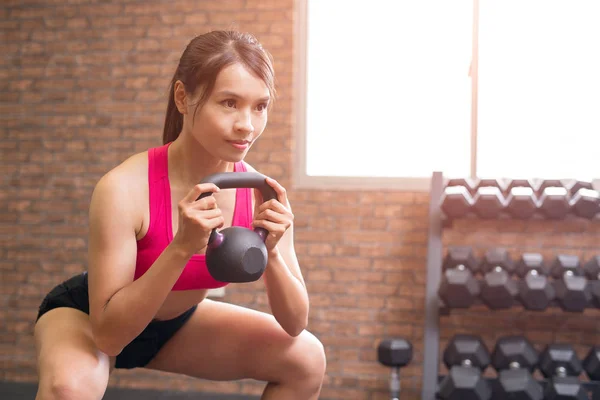 Mulher com kettlebell no ginásio — Fotografia de Stock