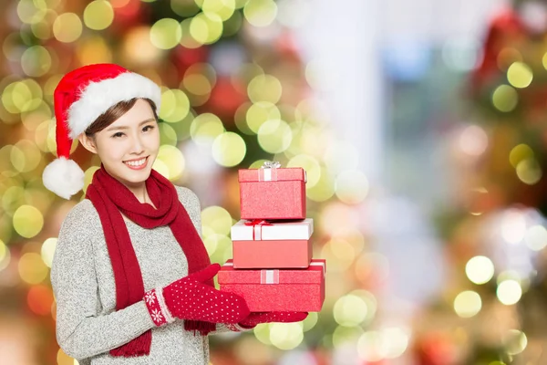 Vrouw bedrijf geschenken — Stockfoto