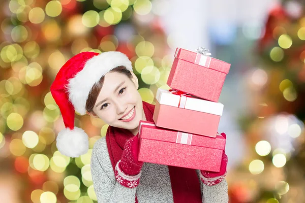 Belleza mujer sosteniendo regalos —  Fotos de Stock