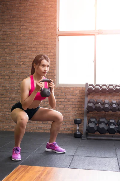 Mulher com kettlebell no ginásio — Fotografia de Stock