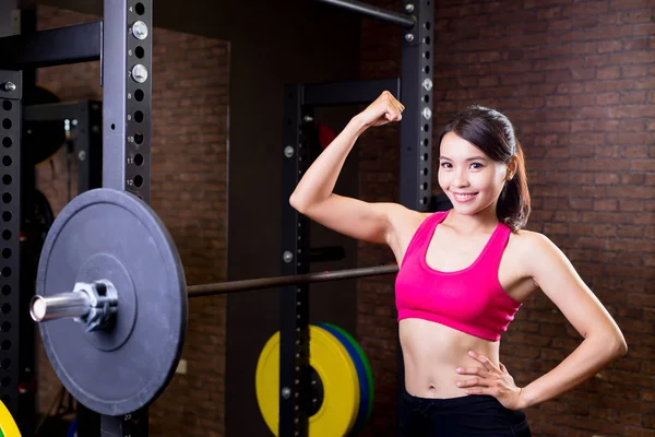 Kvinna visar starka arm — Stockfoto