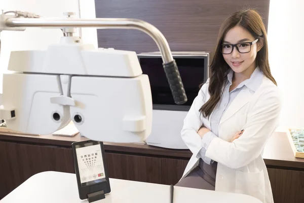 Hermosa mujer optometrista sonriendo — Foto de Stock